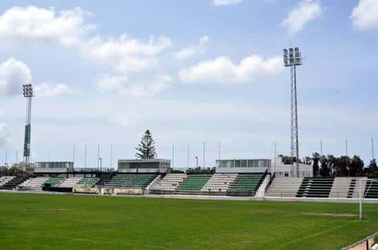 Vista panorámica del Estadio El Palmar con gradas y campo de juego bajo cielo parcialmente nublado