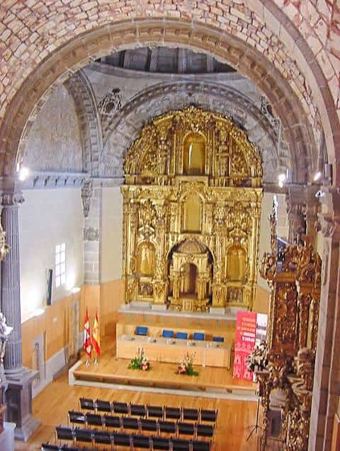 Vista general del Salón de Actos del Monasterio de Santa Ana con altar dorado y escenario preparado para eventos