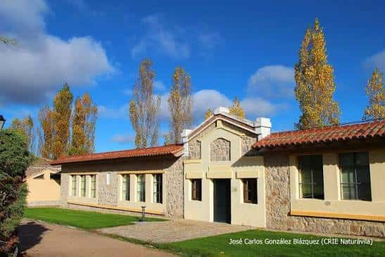 Fachada principal de Naturávila con arquitectura tradicional y jardines