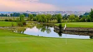 Vista panorámica del campo de golf de Naturávila al atardecer