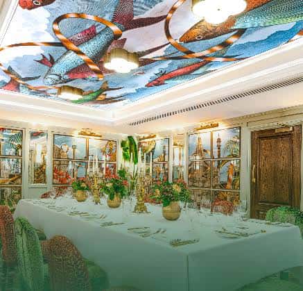 Vista interior de la sala de eventos con decoración artística