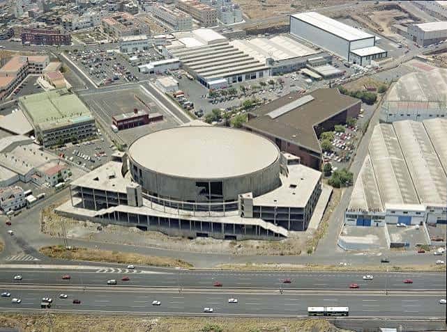 Vista aérea exterior del Pabellón Santiago Martín y su entorno urbano