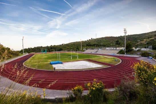Vista panorámica del estadio con pista de atletismo y campo central