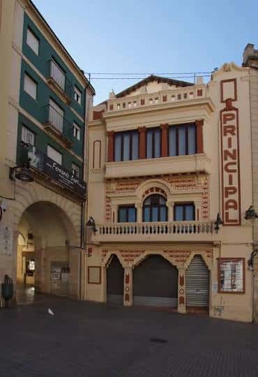 Vista exterior del Teatro Principal de Alcoy mostrando su fachada neoclásica