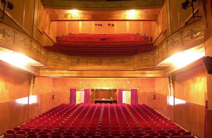 Interior del auditorio con butacas rojas y balcones ornamentados