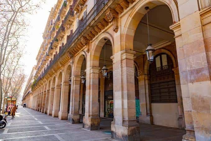 Fachada de edificios con arcadas y balcones típicos de Barcelona