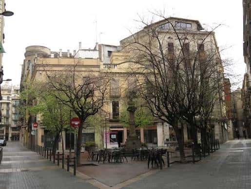Vista actual de la Plaça d'Anselm Clavé en Manresa con árboles y mobiliario urbano