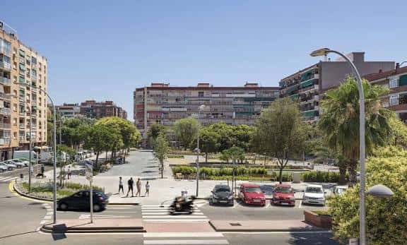 Vista general del parque urbano con zonas verdes y tráfico
