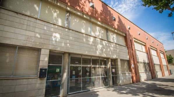Vista exterior de la fachada principal de l'Escola Jaume Balmes