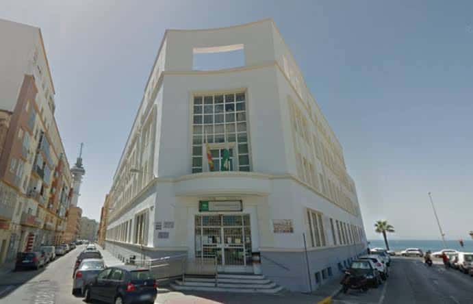 Vista exterior del edificio del instituto desde la calle, mostrando su ubicación junto al mar