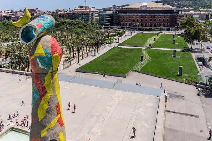 Escultura colorida de Joan Miró en primer plano con el parque al fondo