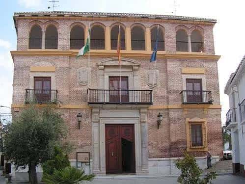 Fachada principal de la Fundación María Zambrano en Vélez-Málaga con banderas andaluza, española y europea