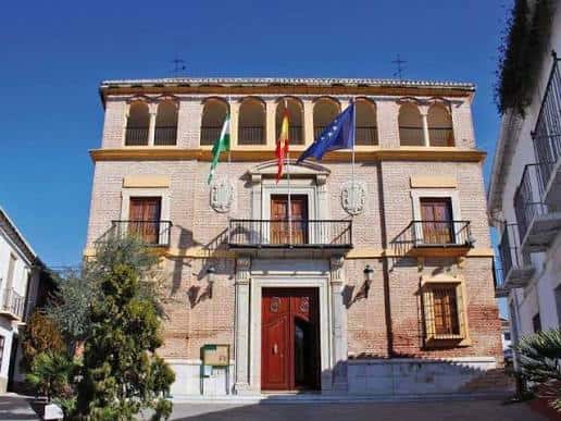 Vista frontal del edificio histórico de la fundación bajo cielo despejado, mostrando arquitectura tradicional y detalles ornamentales