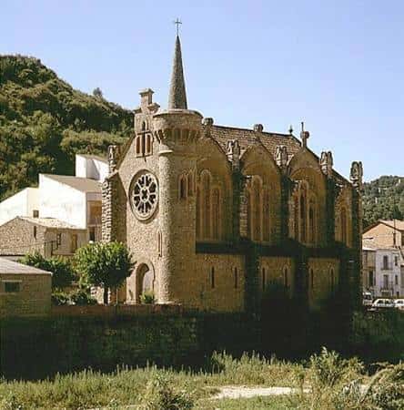 Fachada principal de la iglesia con rosetón circular, espadaña y detalles arquitectónicos modernistas catalanes