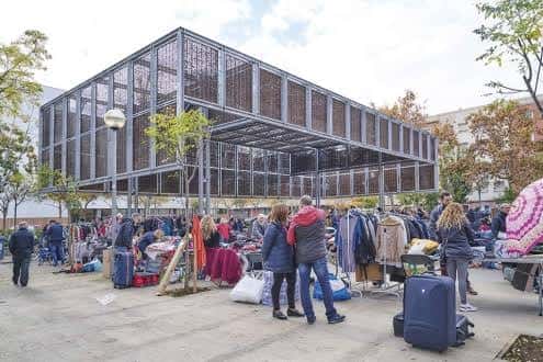 Pèrgola metálica moderna instalada en los jardines durante un evento al aire libre
