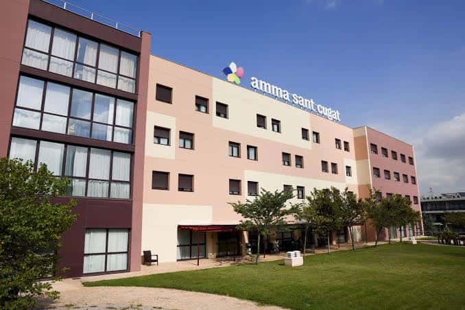 Fachada completa del edificio con el logotipo de Amma Sant Cugat