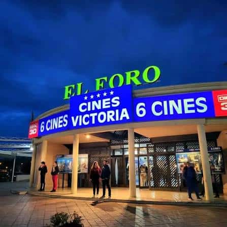 Fachada nocturna de Cines Victoria en El Foro con letrero iluminado