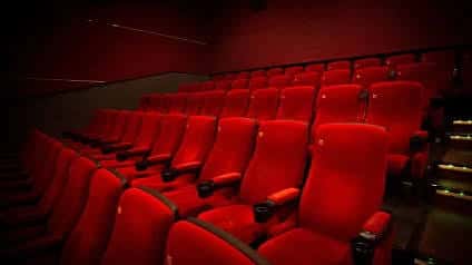 Interior del cine con butacas rojas dispuestas en gradas