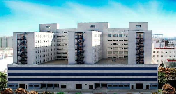 Modelo arquitectónico o render del edificio hospitalario mostrando su estructura principal