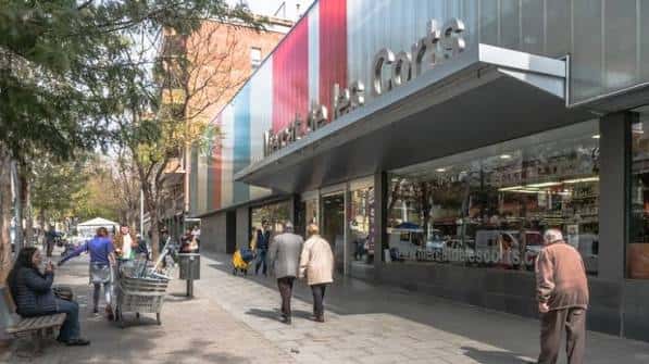 Vista exterior del Mercat de Les Corts con su fachada moderna y letrero distintivo