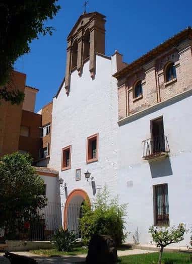 Fachada lateral del edificio con detalles arquitectónicos tradicionales