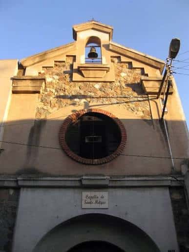 Detalle superior de la fachada de la capilla bajo luz solar directa
