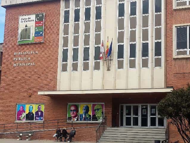 Detalle de la fachada con cartel de 'Casa de la Cultura' y retratos decorativos