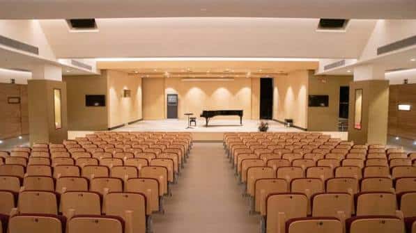 Escenario con piano de cola en el Conservatori Municipal de Música