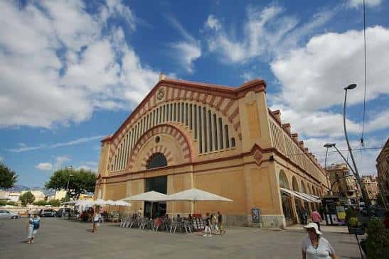Vista exterior del Mercado Municipal de Tortosa con su fachada modernista y cielo azul