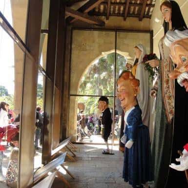 Interior con los gegants (gigantes) expuestos bajo el porche