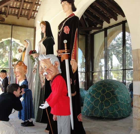 Detalle de los gegants y cabezudos en la Casa dels Gegants