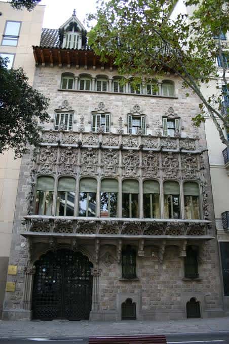 Fachada principal de la Casa Asia en Barcelona con detalles arquitectónicos góticos