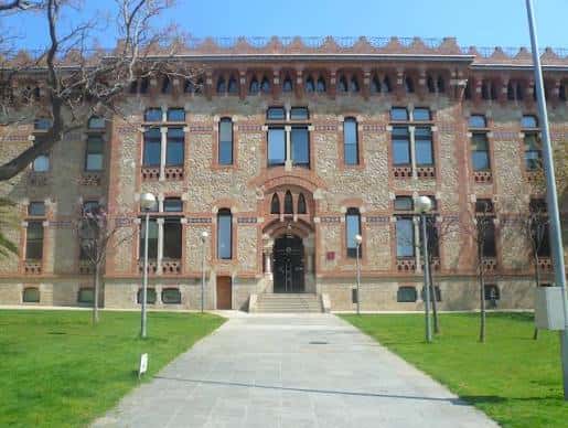 Vista frontal del edificio histórico de la Casa Provincial de Maternitat i Expòsits con fachada de ladrillo y piedra