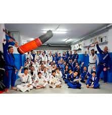 Grupo de judoca del Club Deportivo Loiolatarra posando en el tatami