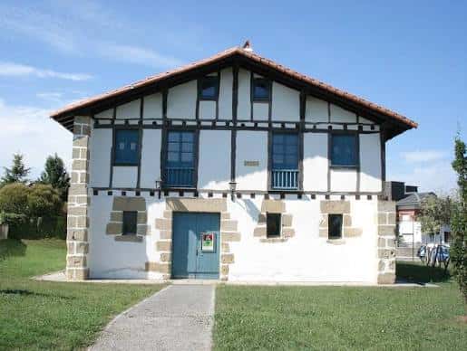 Fachada principal del Caserío Katxola con arquitectura tradicional vasca