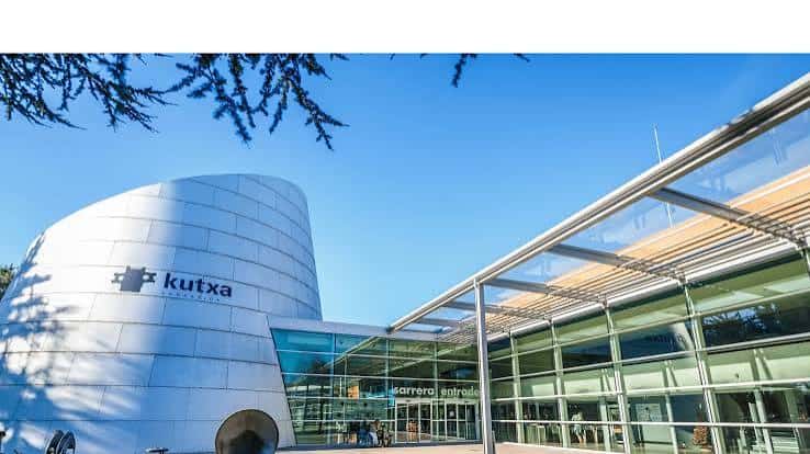 Vista exterior del edificio Kutxa Miramón con fachada curva y cristalera