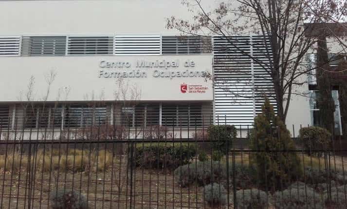 Vista frontal del edificio en invierno, mostrando la señalización institucional y entorno arbolado