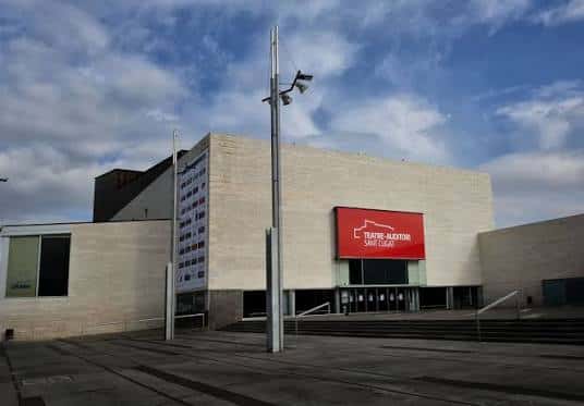 Fachada exterior del Teatre-Auditori de Sant Cugat con letrero rojo