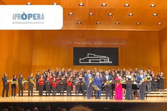 Escenario del Auditori Josep Carreras con coro y pantalla durante un concierto
