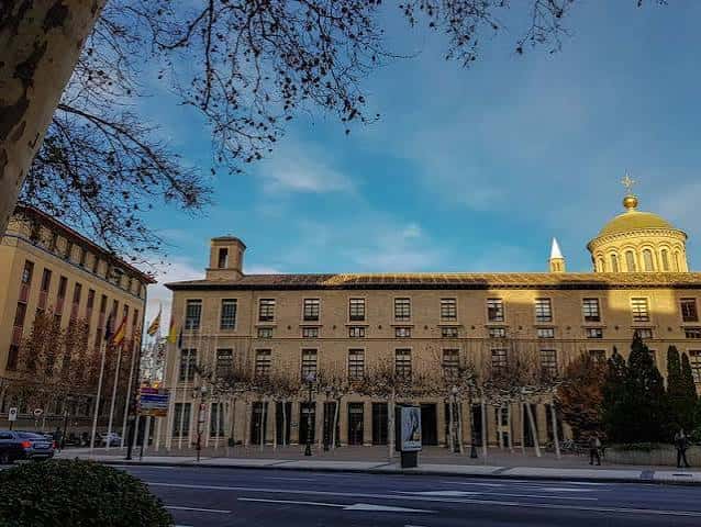 Vista del Palacio de Congresos y Exposiciones de Zaragoza con su característica cúpula dorada
