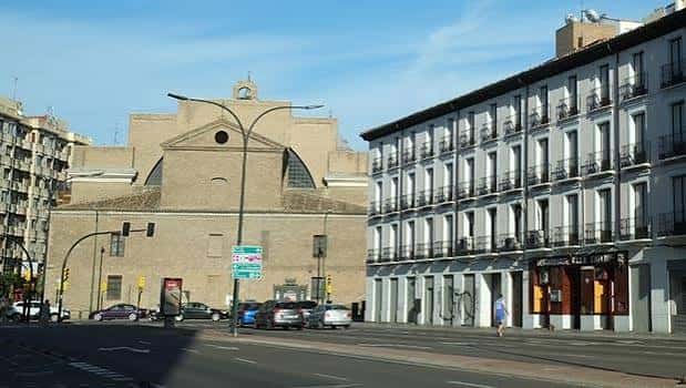Fachada de la Basílica del Pilar desde el Paseo María Agustín
