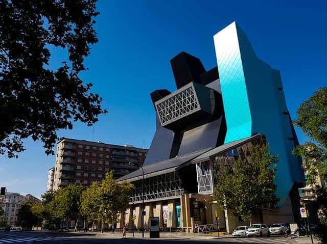 Edificio moderno del Centro de Arte Contemporáneo en el Paseo María Agustín