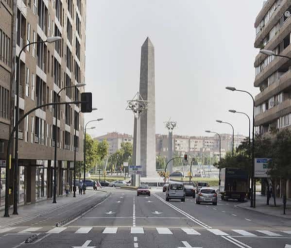 Obelisco de Zaragoza en el centro del Paseo María Agustín