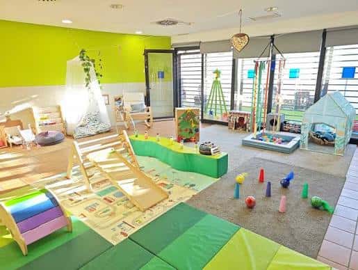 Zona de juego libre con casitas y juguetes educativos