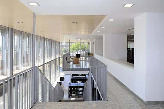 Interior del edificio mostrando escaleras y pasillos luminosos
