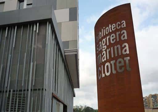Señalética exterior con el nombre de la biblioteca en letras metálicas