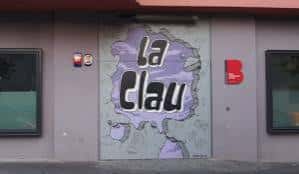 Fachada exterior del Espai La Clau con mural de la marca