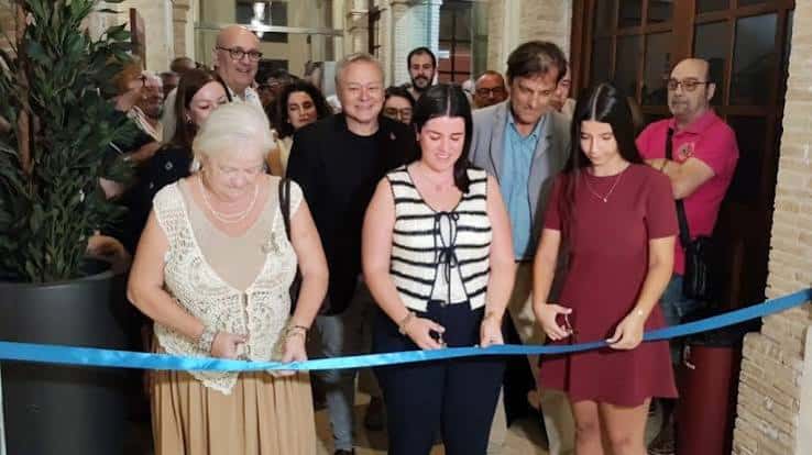 Ceremonia de inauguración con corte de cinta en un evento cultural