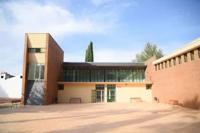Fachada exterior del Centro Cultural La Antigua con arquitectura moderna y patio de acceso