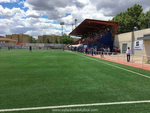 Ángulo lateral del estadio mostrando la grada y el terreno de juego
